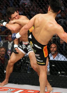 Cung Le kicks Frank Shamrock